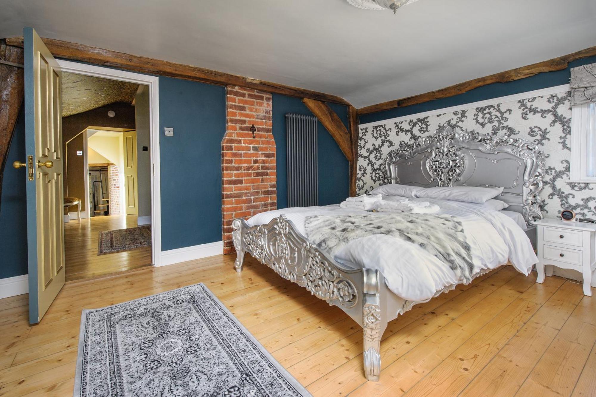 Huge Deluxe 600 Year Old Essex Manor, Hot Tub, Cinema Room, Sky Tv سافرون والدن المظهر الخارجي الصورة