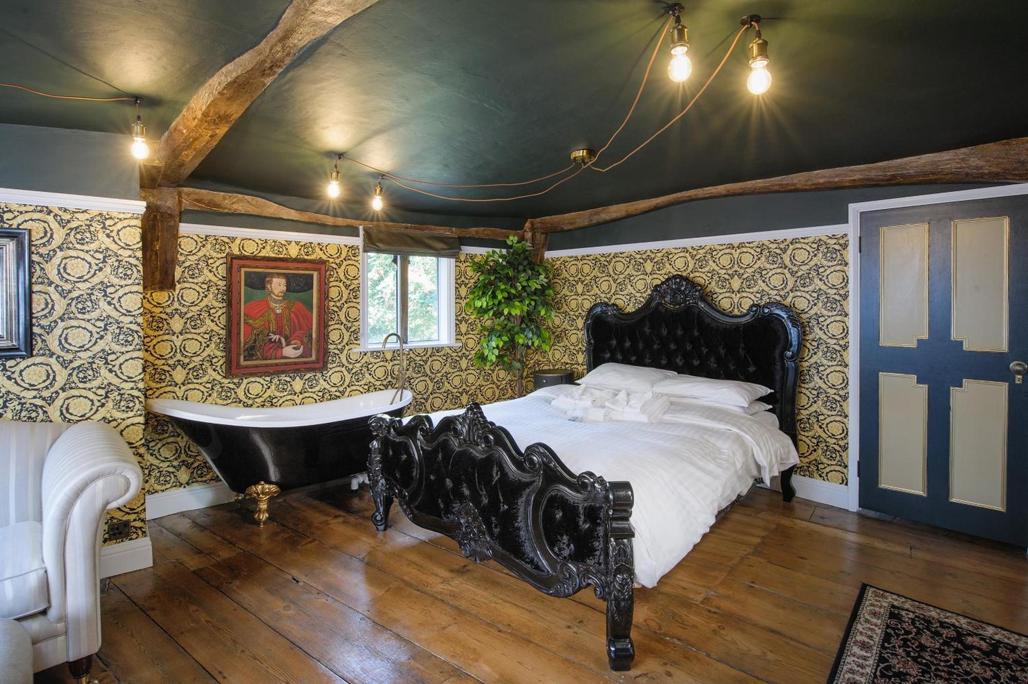 Huge Deluxe 600 Year Old Essex Manor, Hot Tub, Cinema Room, Sky Tv سافرون والدن المظهر الخارجي الصورة