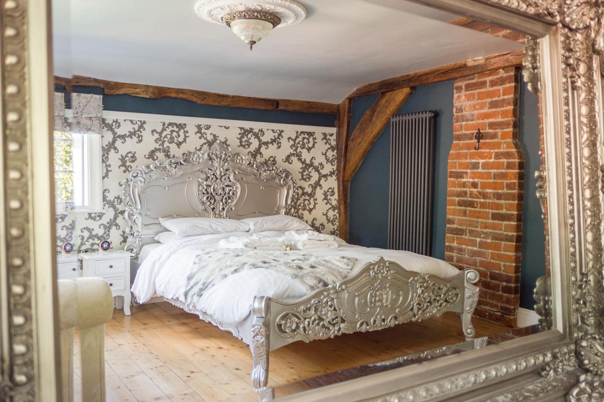 Huge Deluxe 600 Year Old Essex Manor, Hot Tub, Cinema Room, Sky Tv سافرون والدن المظهر الخارجي الصورة