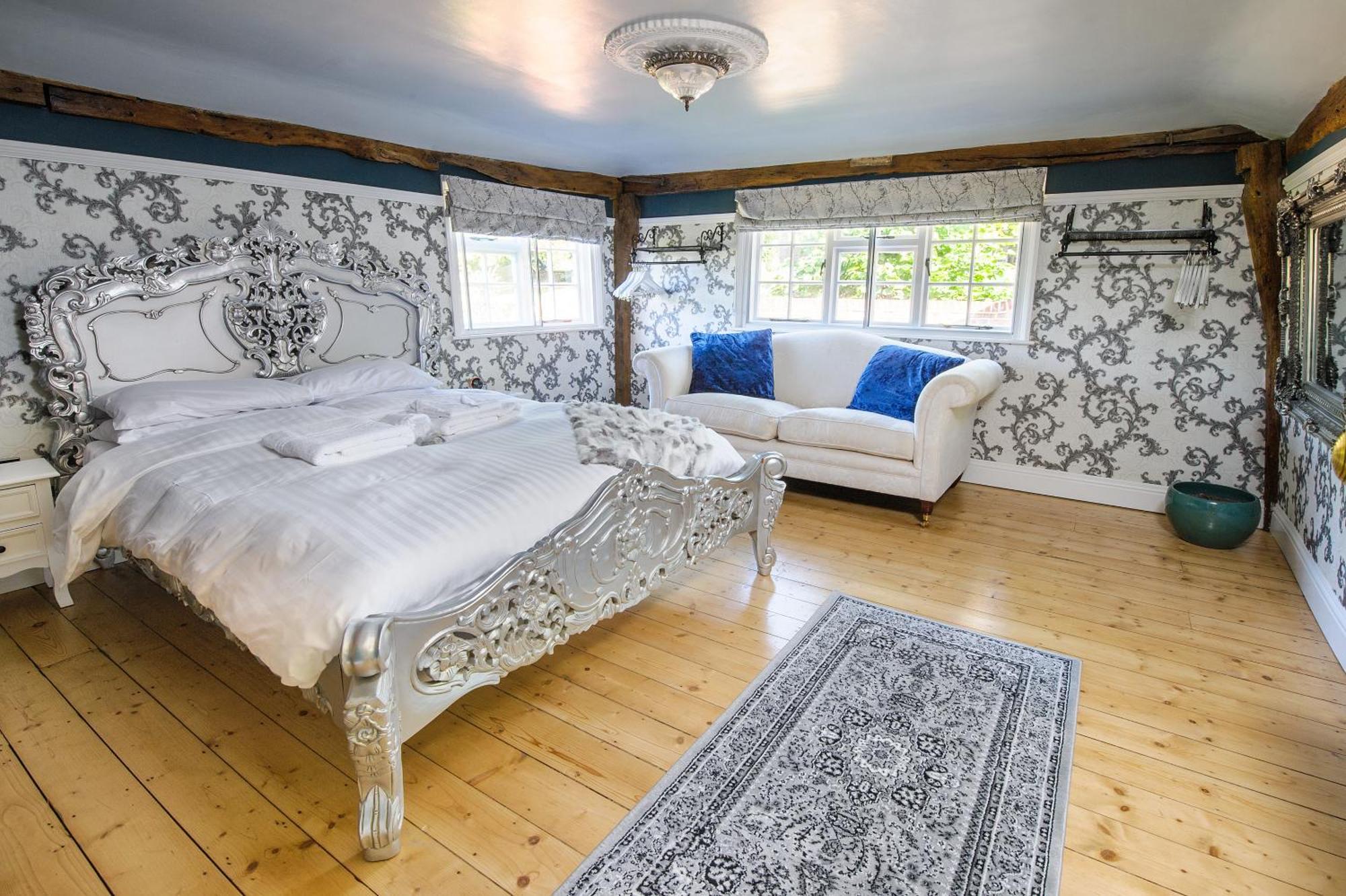 Huge Deluxe 600 Year Old Essex Manor, Hot Tub, Cinema Room, Sky Tv سافرون والدن المظهر الخارجي الصورة